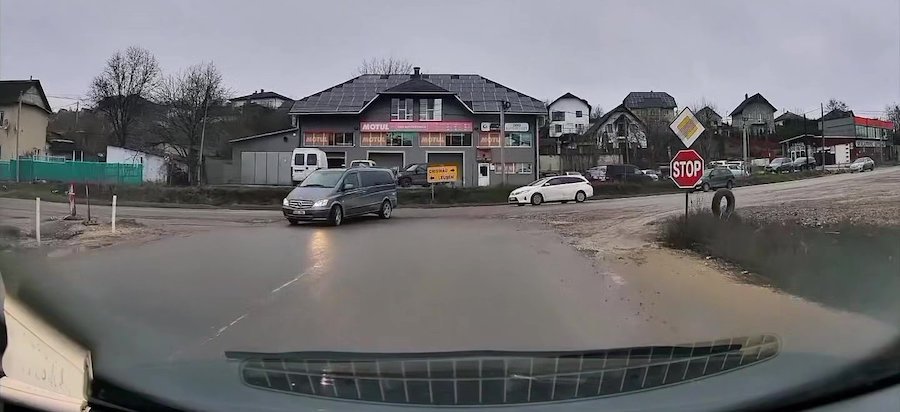 Șofer care nu a oprit lângă semnul STOP: „Poliția din Hîncești nu cunoaște RCR și vrea să amendeze abuziv!”