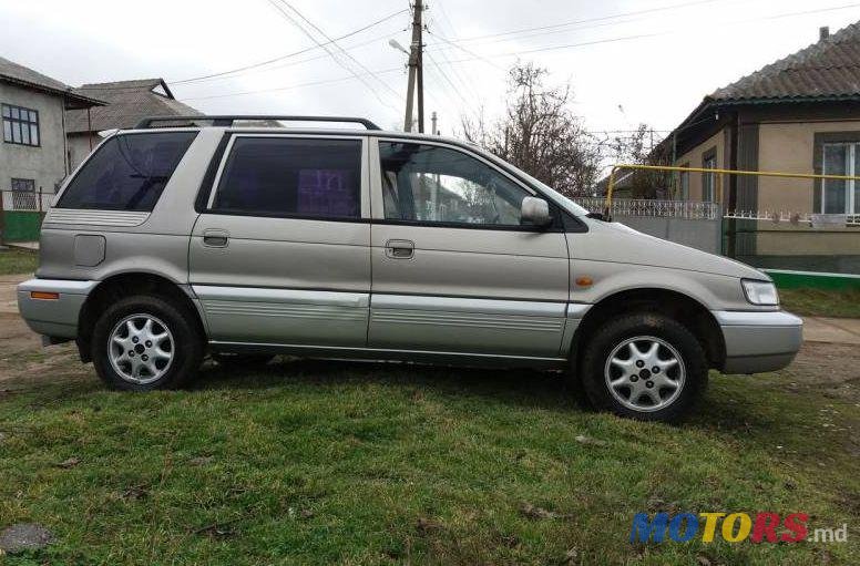 2000' Mitsubishi Space Wagon photo #1