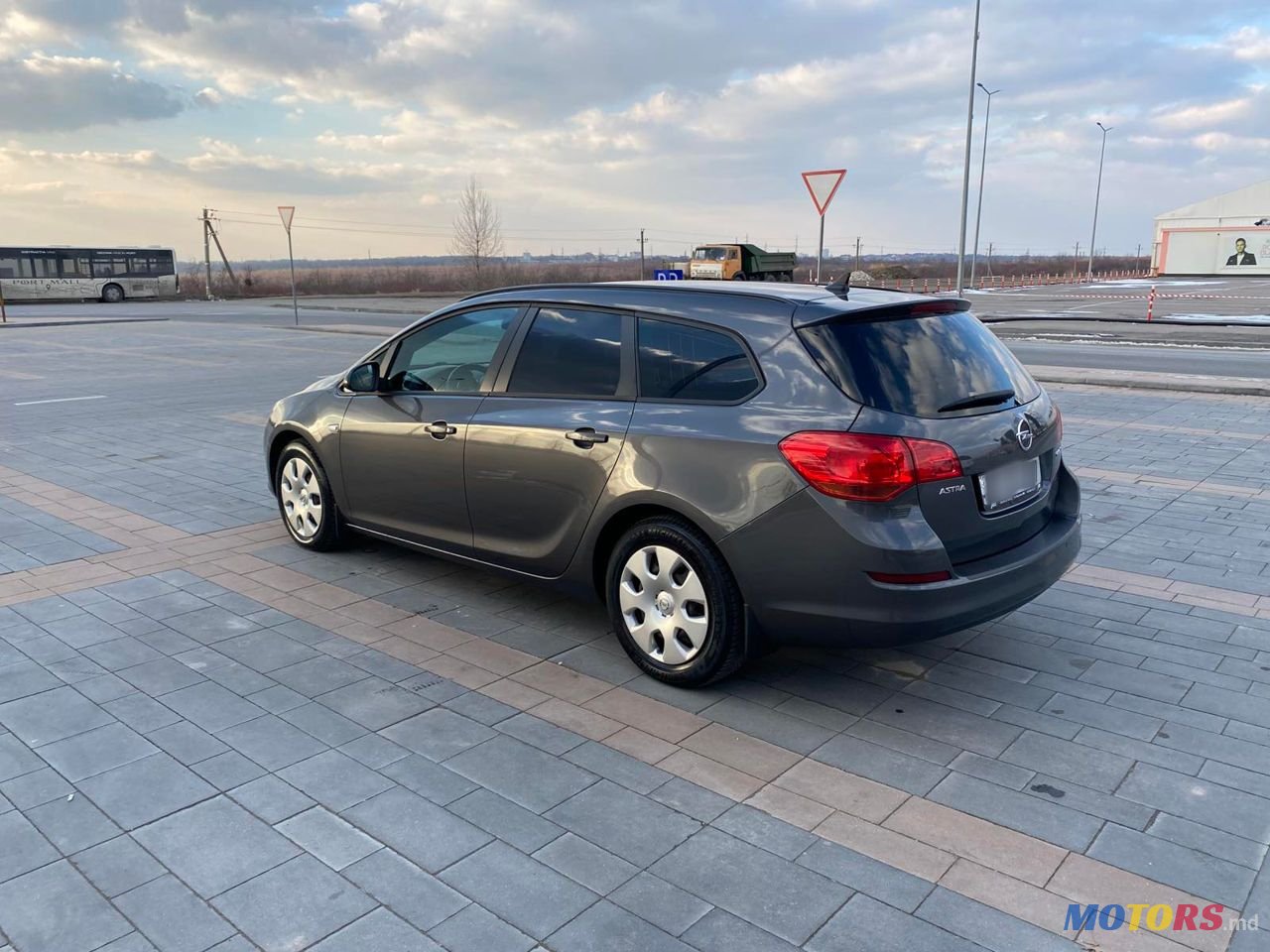 2012' Opel Astra photo #2