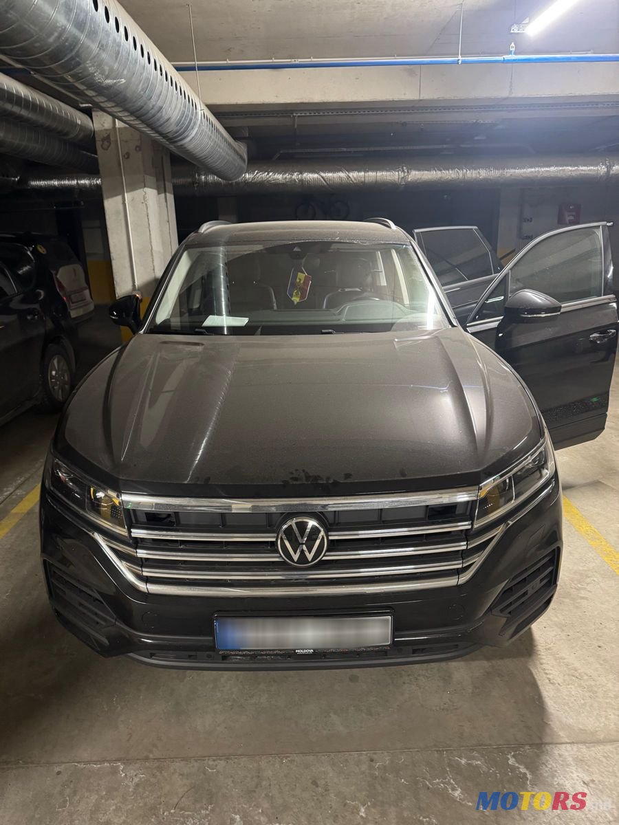 2020' Volkswagen Touareg photo #1