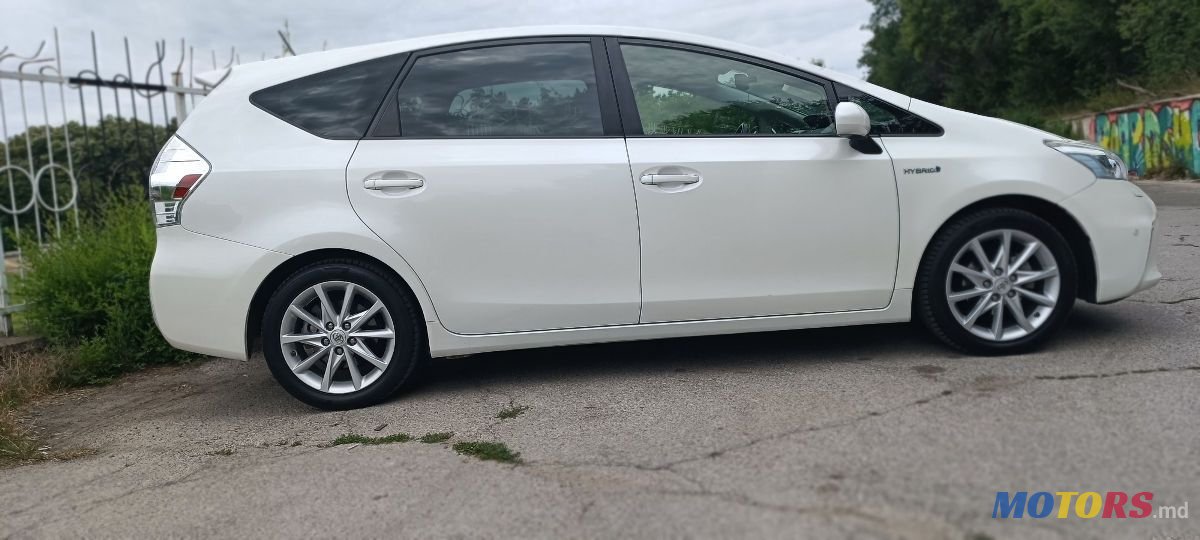 2012' Toyota Prius v photo #5