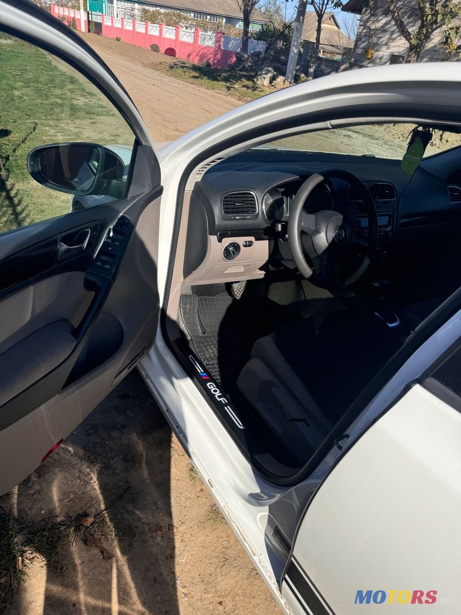 2009' Volkswagen Golf photo #3