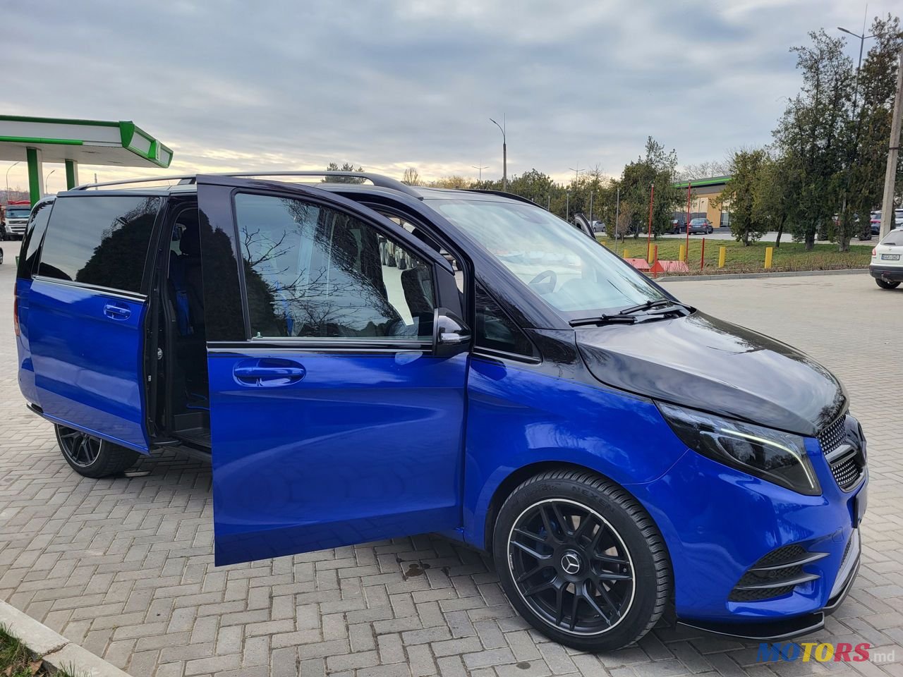 2017' Mercedes-Benz V-Class photo #2