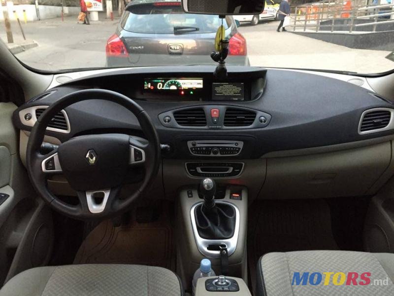 2011' Renault Scenic photo #4
