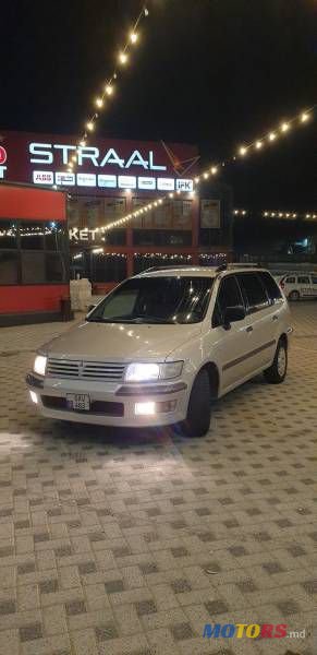 2002' Mitsubishi Space Wagon photo #1