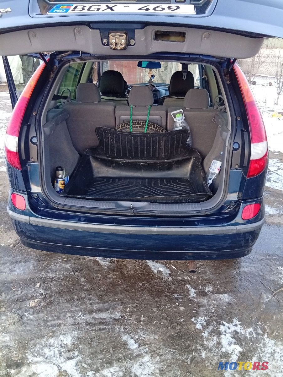 2004' Nissan Almera Tino photo #5