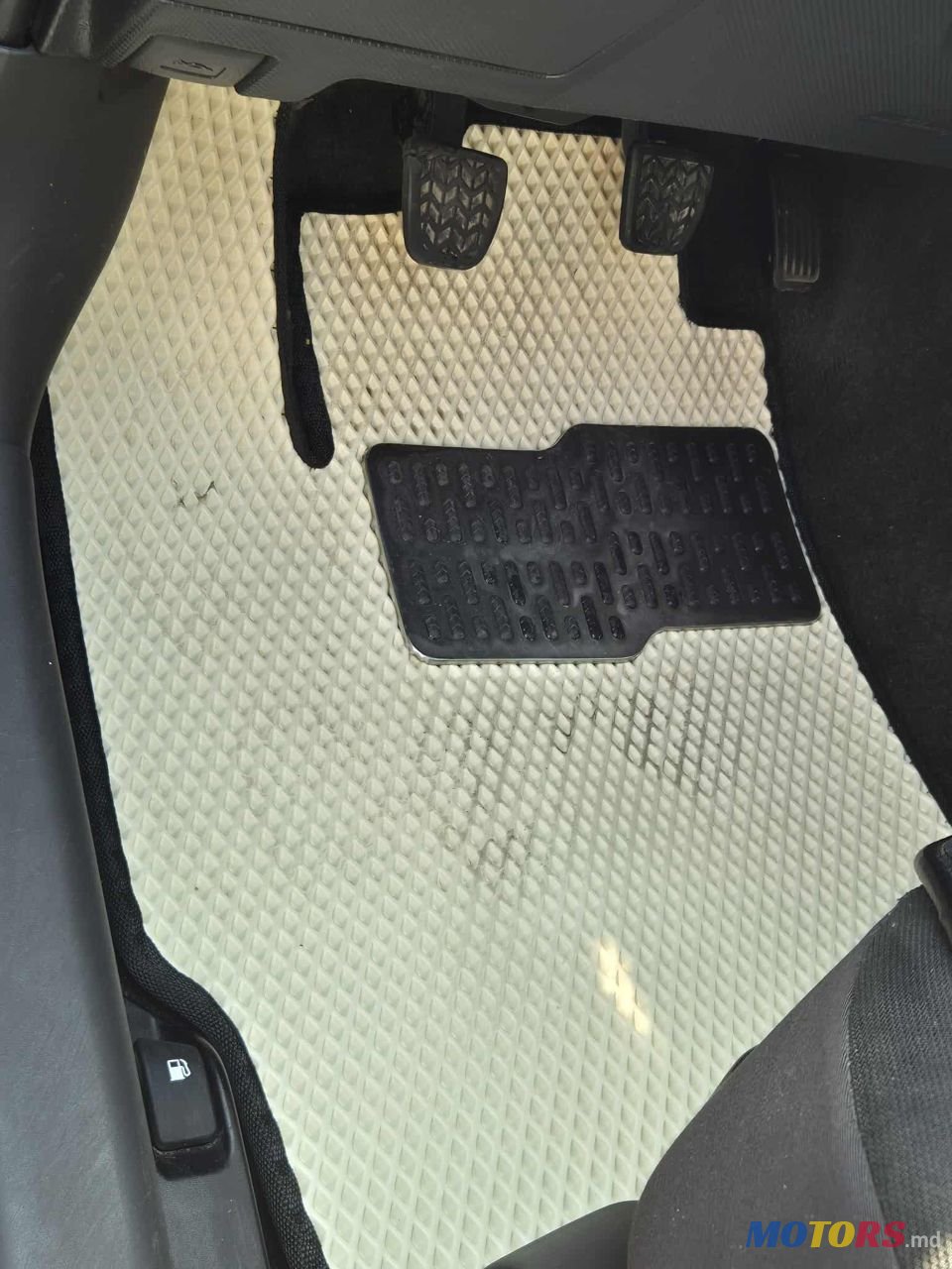 2009' Toyota Urban Cruiser photo #2