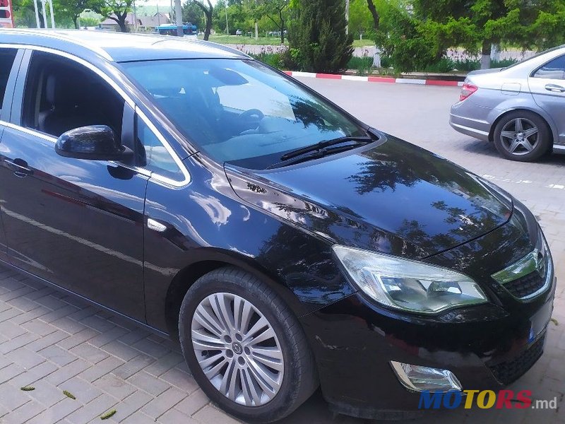 2011' Opel Astra photo #2