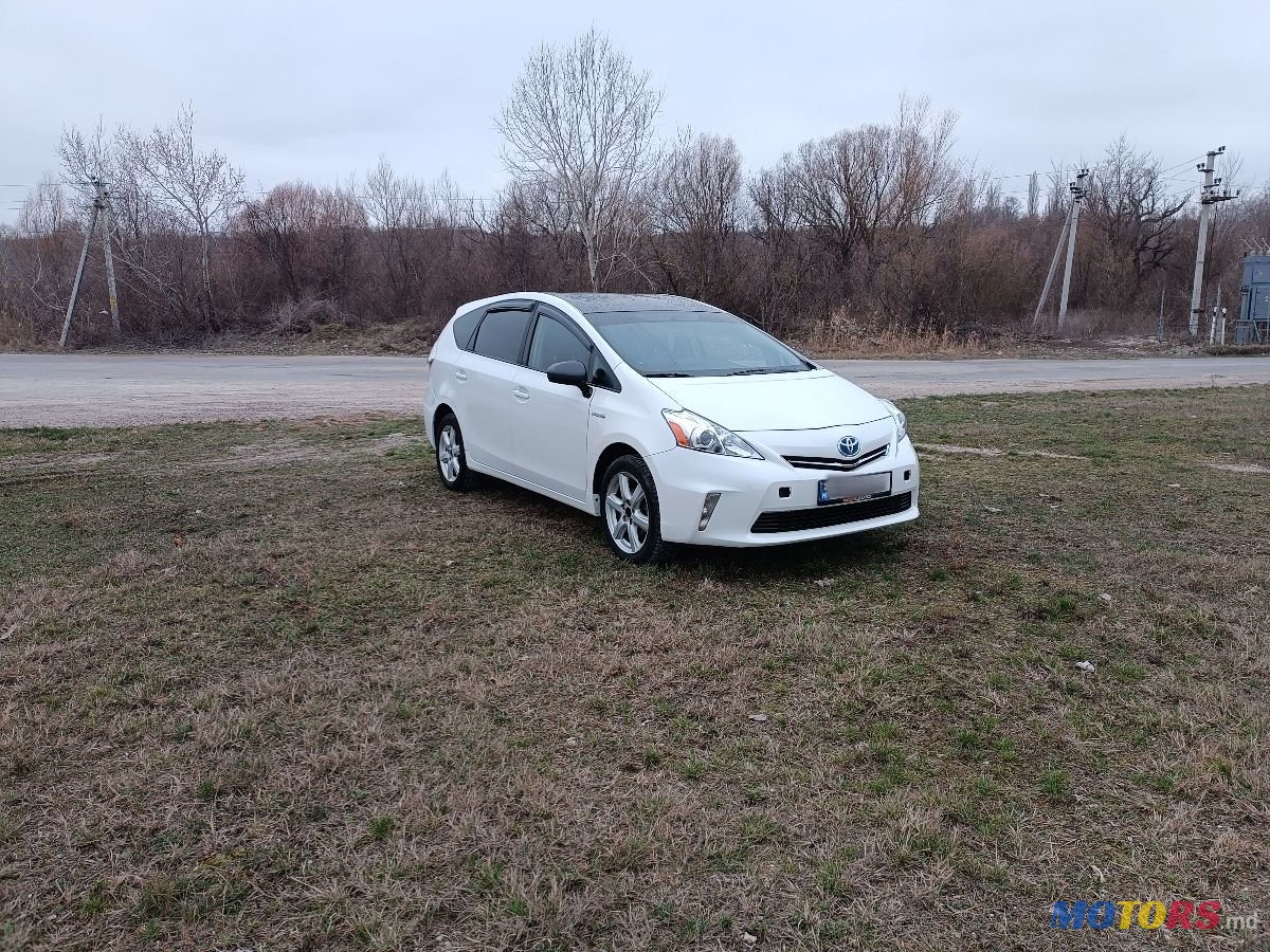2012' Toyota Prius v photo #3