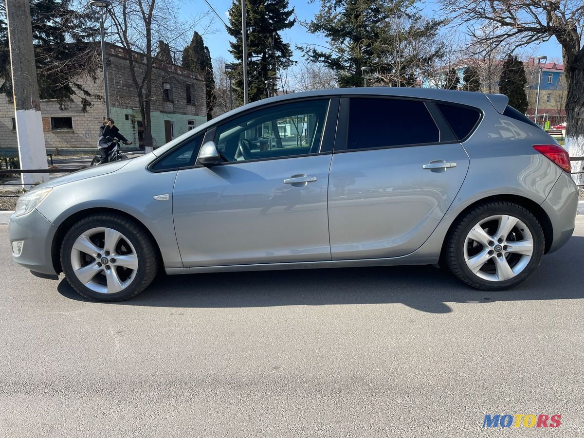 2011' Opel Astra photo #2