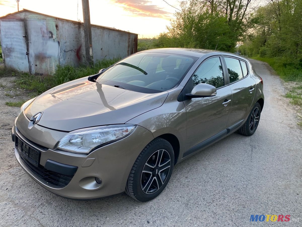 2011' Renault Megane photo #2