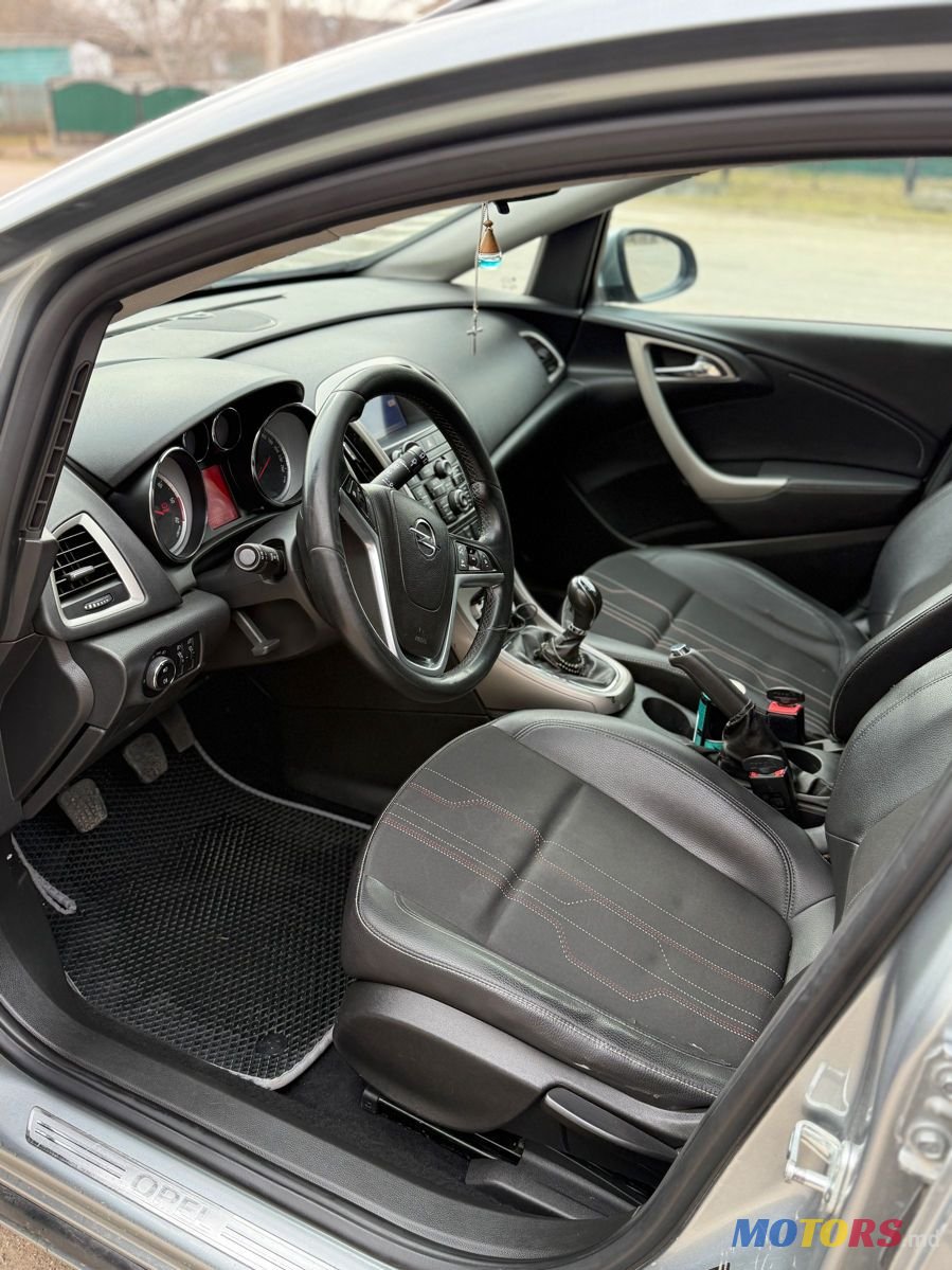 2012' Opel Astra photo #3