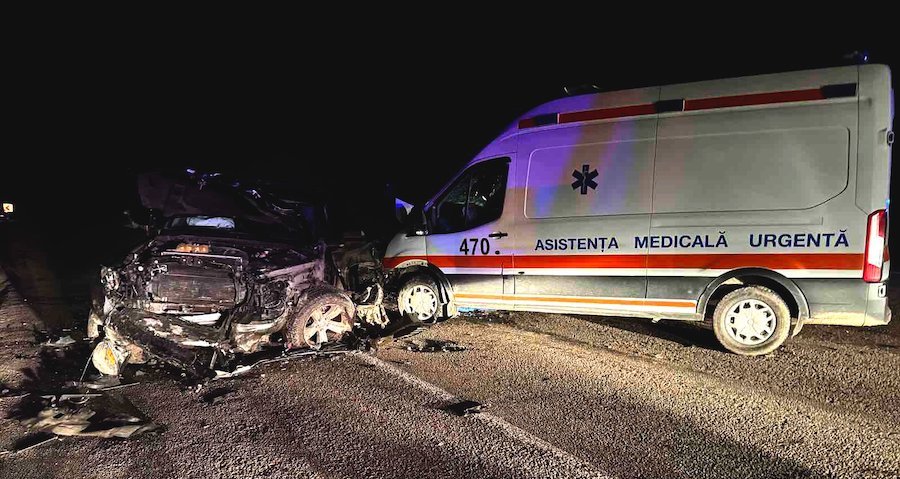 Raionul Cahul: Un tânăr șofer a fugit după un impact frontal cu o ambulanță
