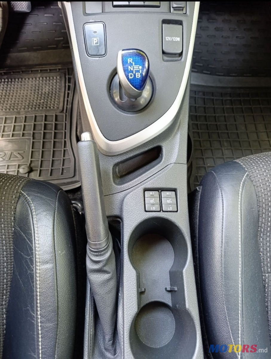 2013' Toyota Auris photo #4