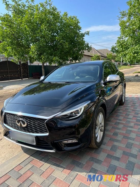 2016' Infiniti Q30 photo #1