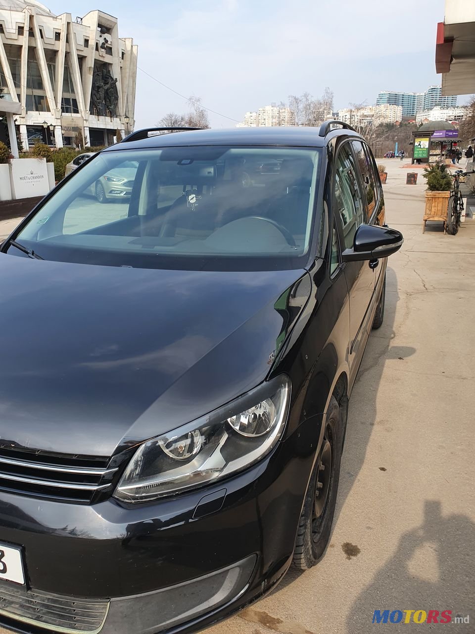 2011' Volkswagen Touran photo #1