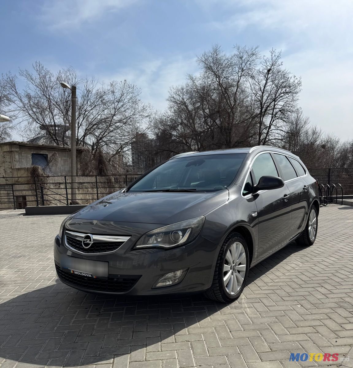 2011' Opel Astra photo #2