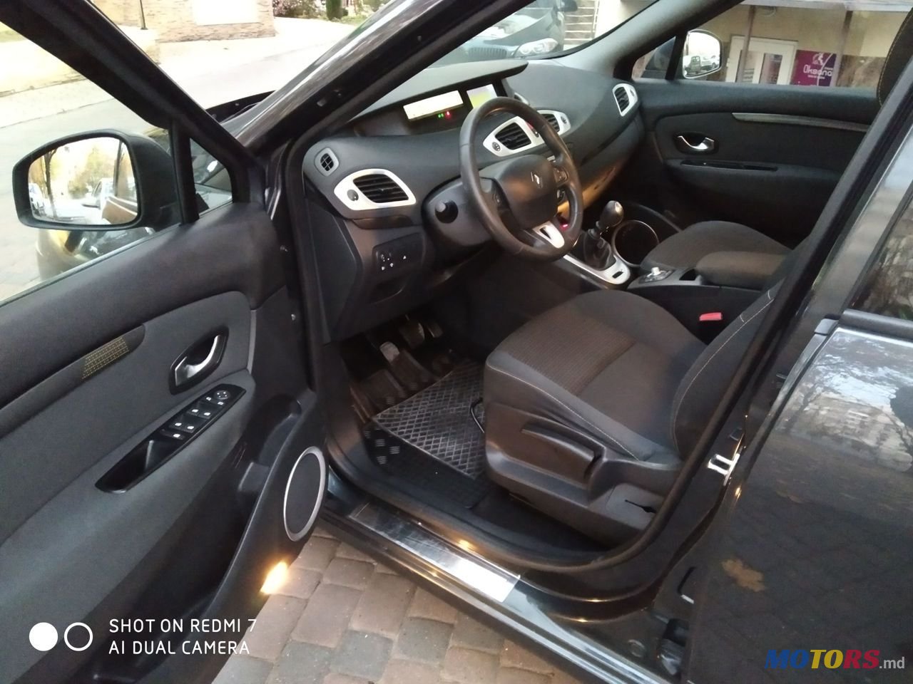 2011' Renault Scenic photo #6