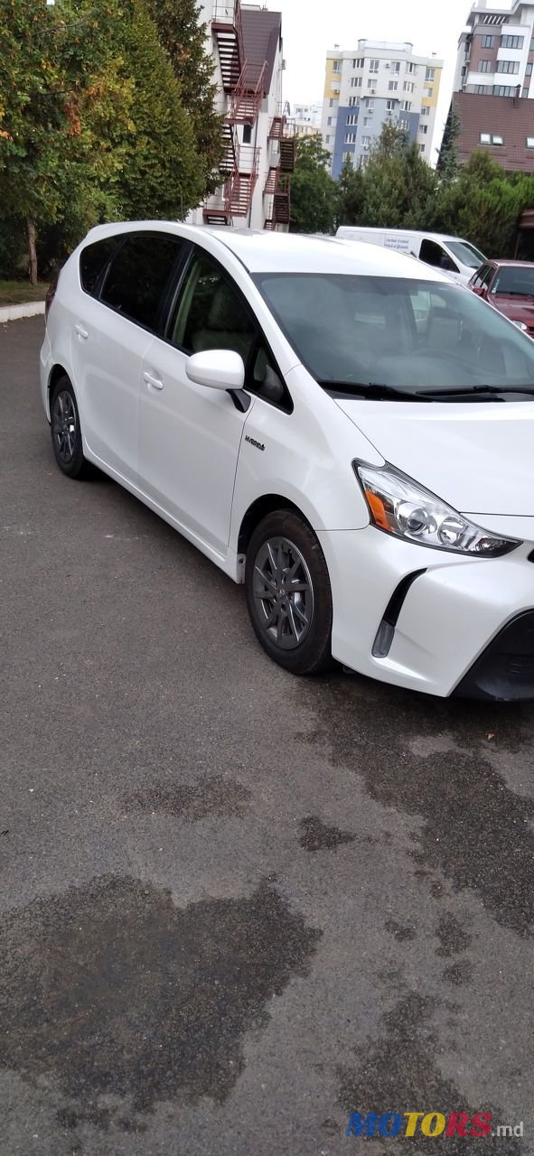 2016' Toyota Prius v photo #3