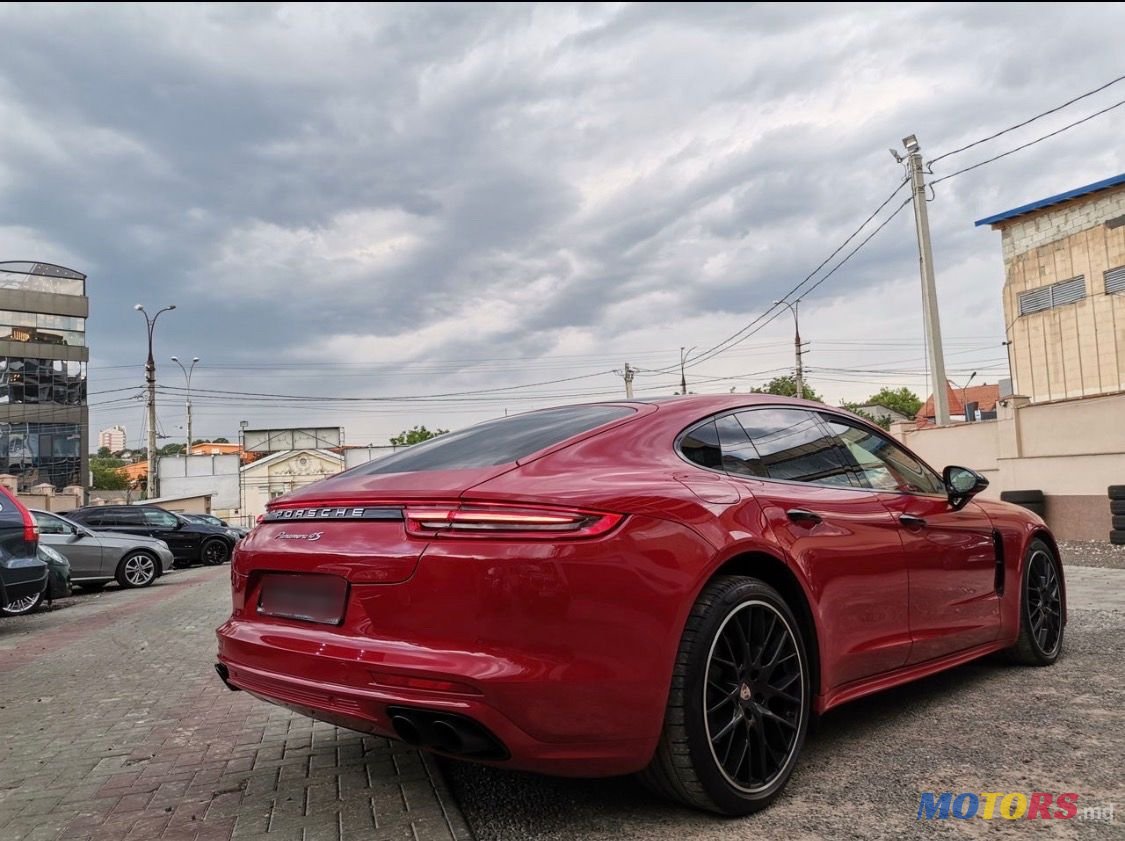 2018' Porsche Panamera photo #2