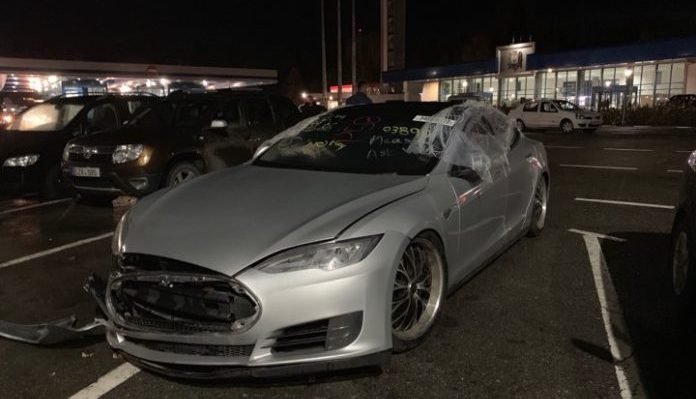 Очередная разбитая Tesla Model S ждет, когда ей разрешат въезд в Молдову