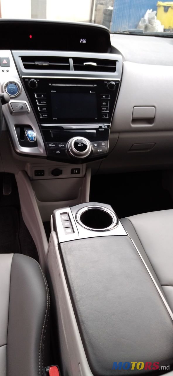 2016' Toyota Prius v photo #6