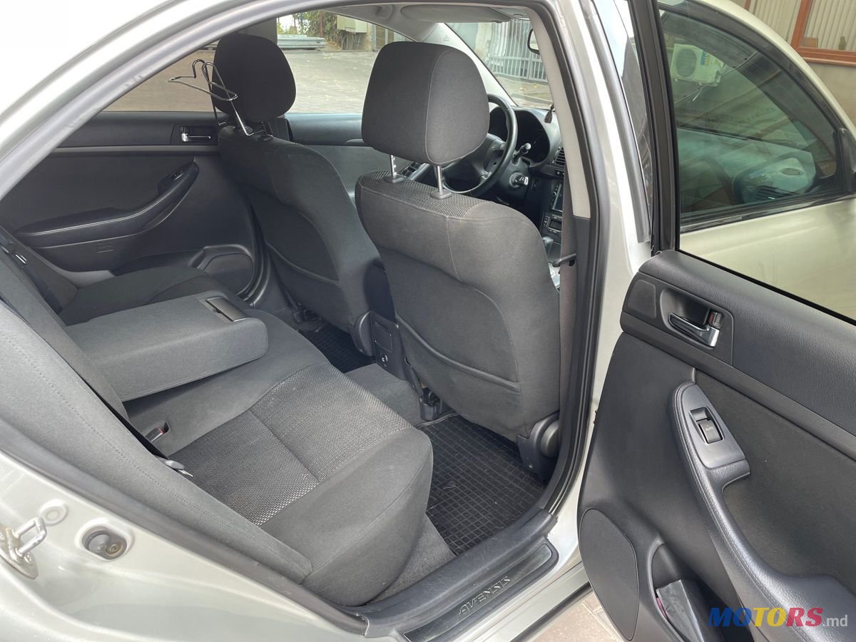 2005' Toyota Avensis photo #6