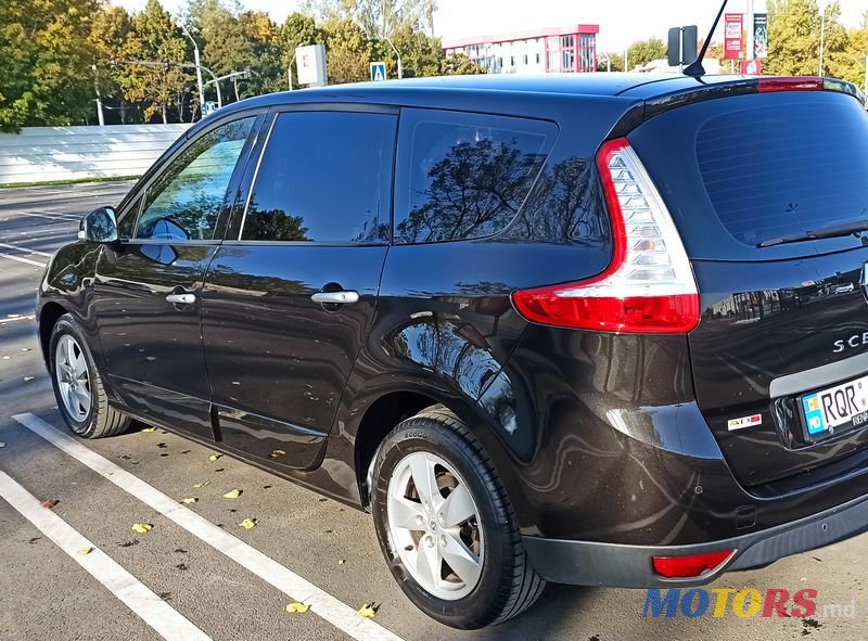 2010' Renault Grand Scenic photo #5