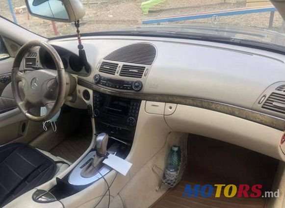 2004' Mercedes-Benz E Класс photo #3