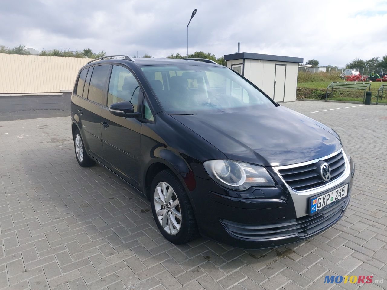 2011' Volkswagen Touran photo #3