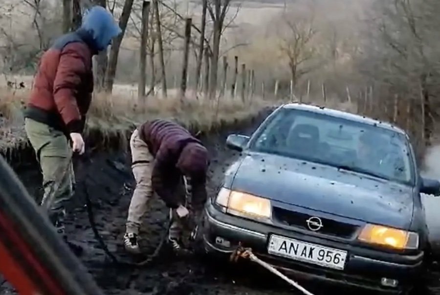 S-au blocat în noroi și nu au putut ieși cu mașina din câmp: Voluntarii i-au ajutat