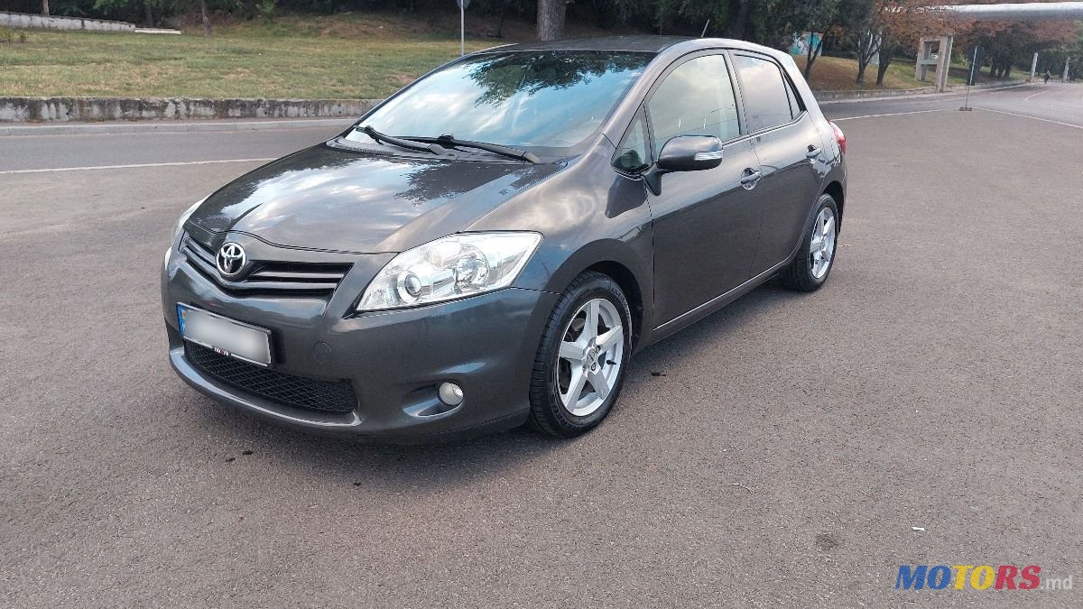 2011' Toyota Auris photo #2