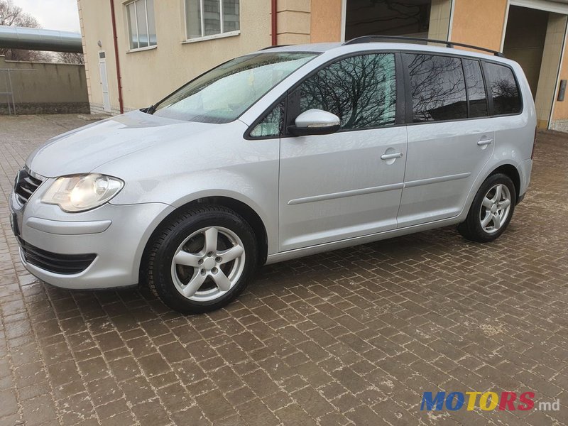 2010' Volkswagen Touran photo #2