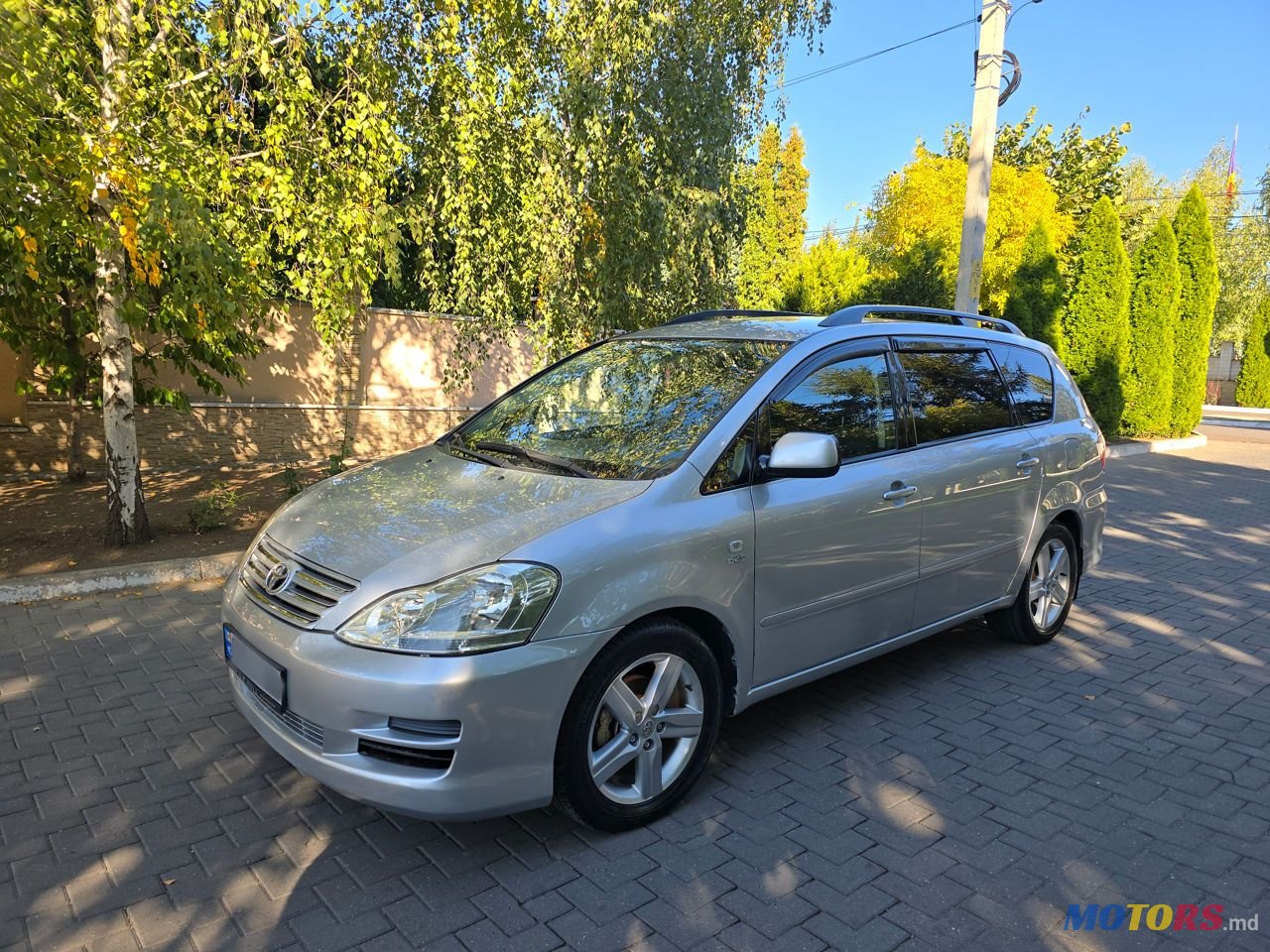 2004' Toyota Avensis Verso photo #1