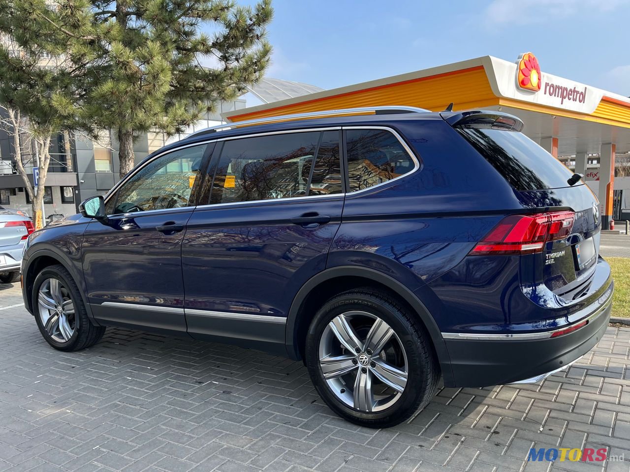2021' Volkswagen Tiguan photo #4