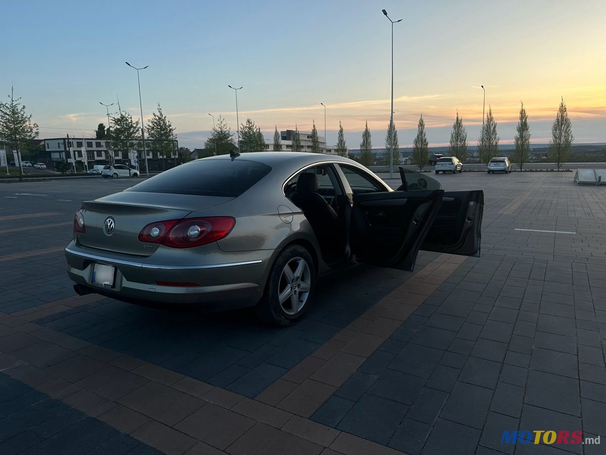 2011' Volkswagen Passat photo #4