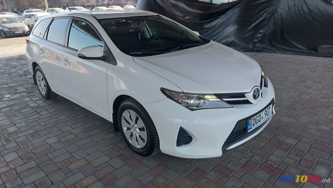 2013' Toyota Auris photo #2