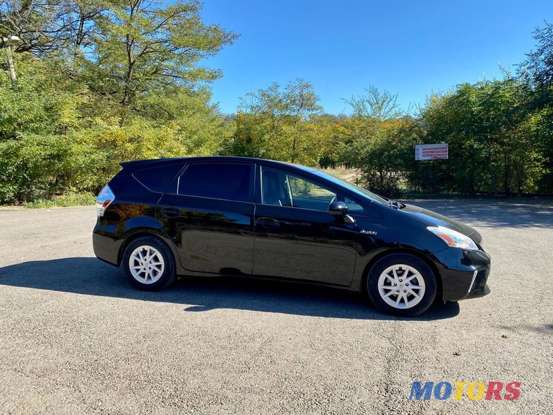 2012' Toyota Prius v photo #3