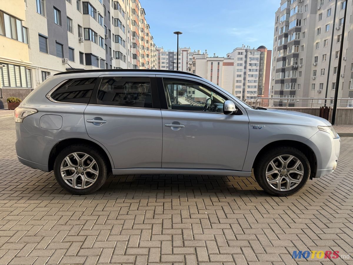 2014' Mitsubishi Outlander photo #5