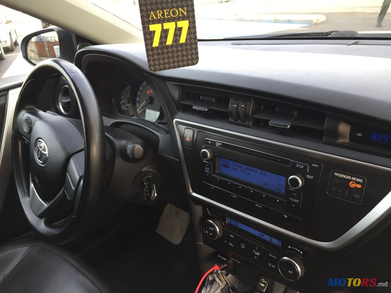 2013' Toyota Auris photo #5