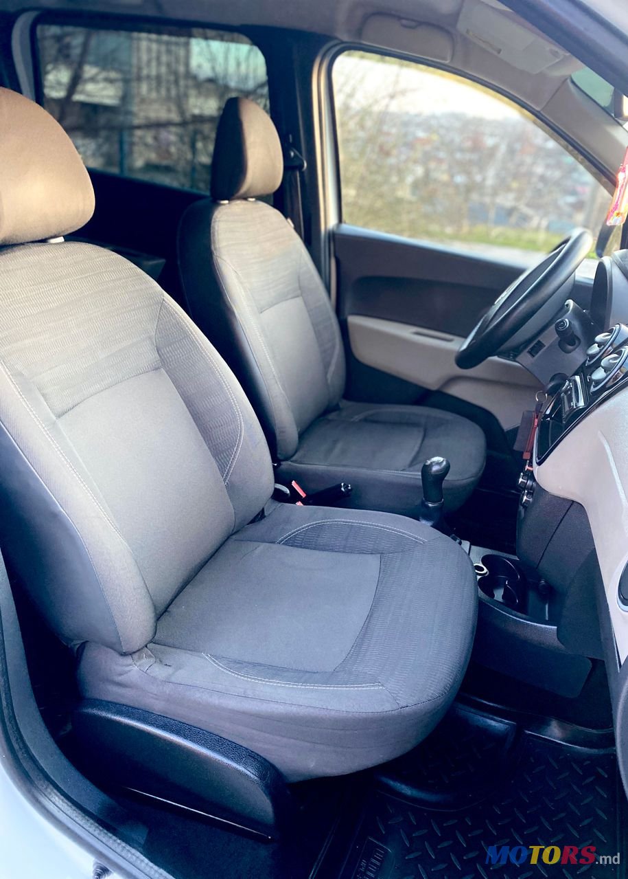 2013' Dacia Lodgy photo #6