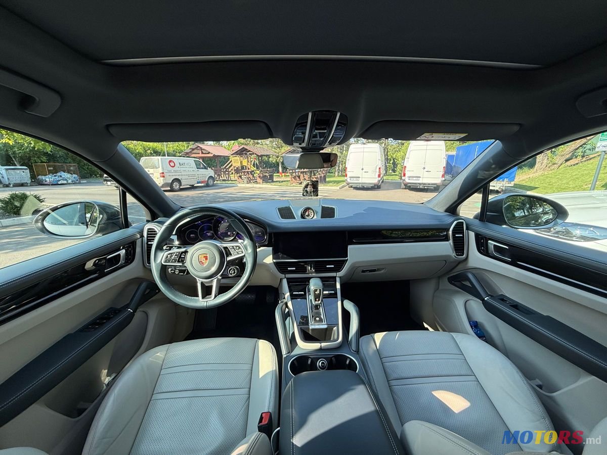 2020' Porsche Cayenne photo #5
