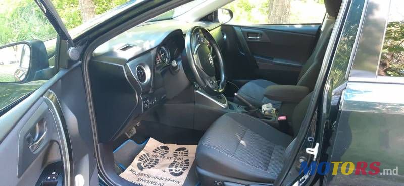 2013' Toyota Auris photo #3