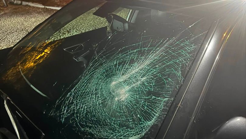 Pietre aruncate în mașini de pe un pod din Capitală? Un automobil, avariat