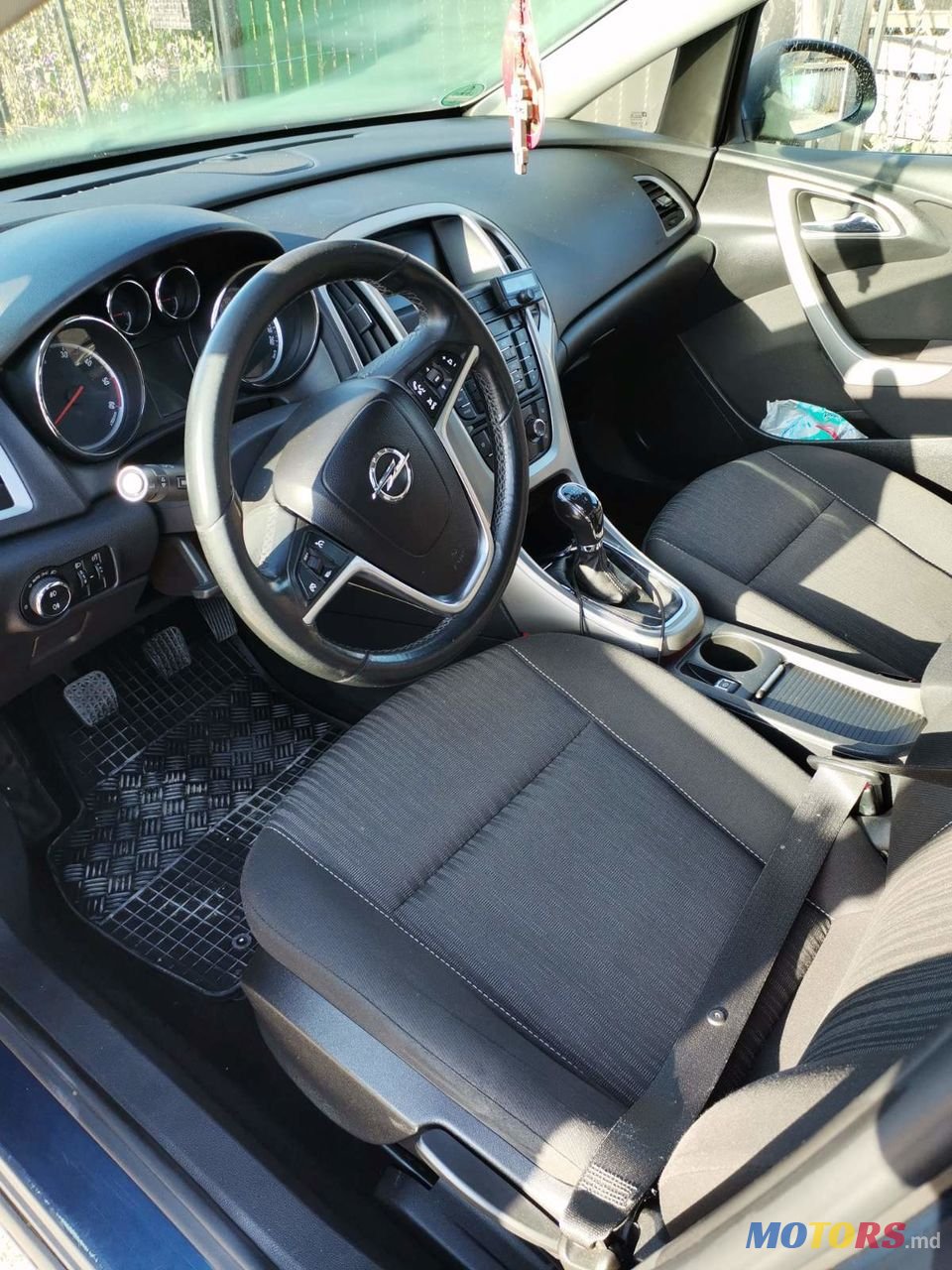 2011' Opel Astra photo #3