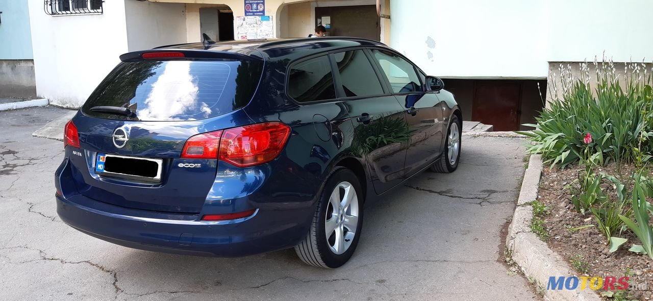 2012' Opel Astra photo #2