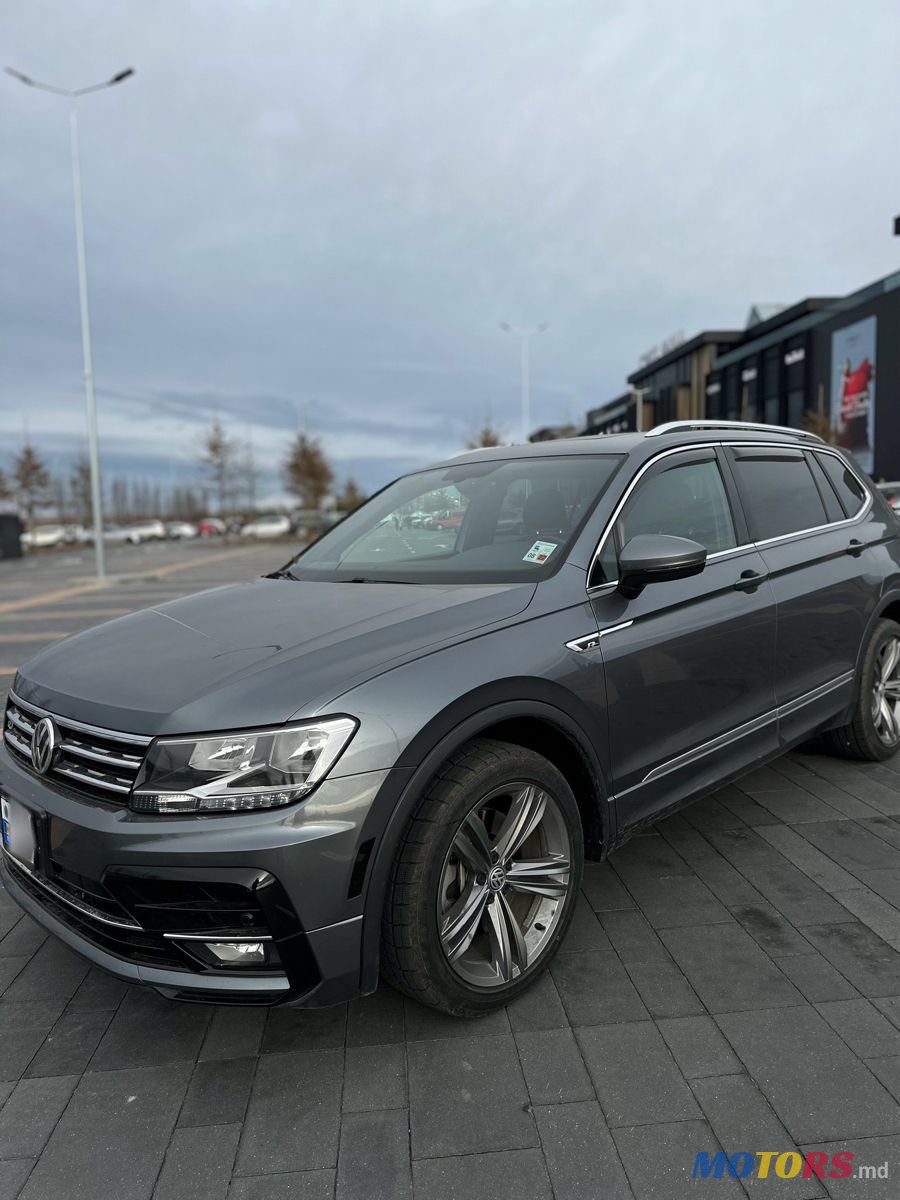 2018' Volkswagen Tiguan photo #3
