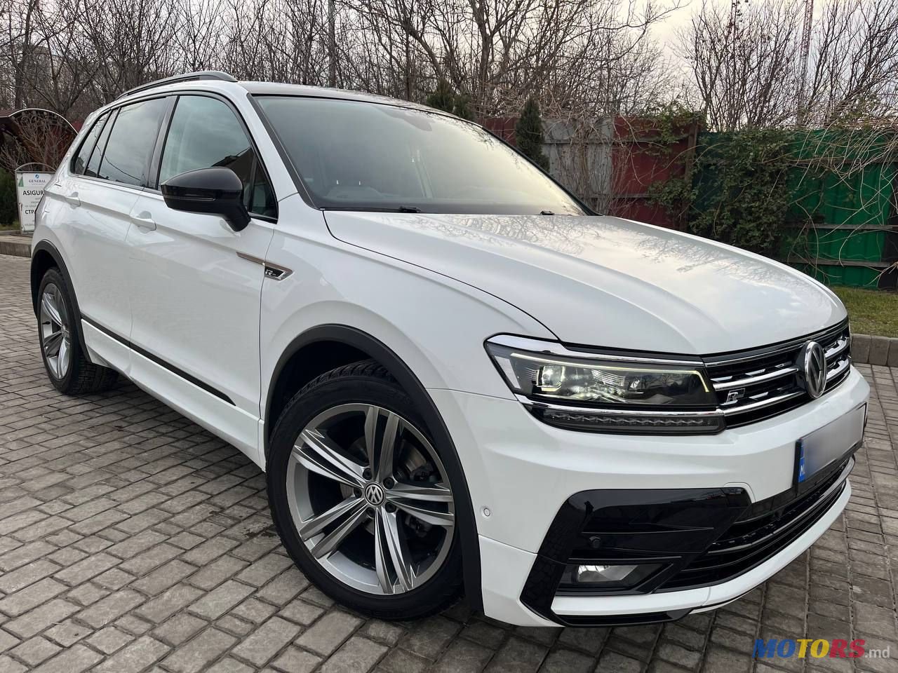 2017' Volkswagen Tiguan photo #2