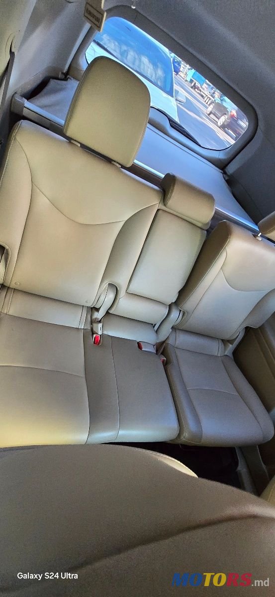 2013' Toyota Prius v photo #2