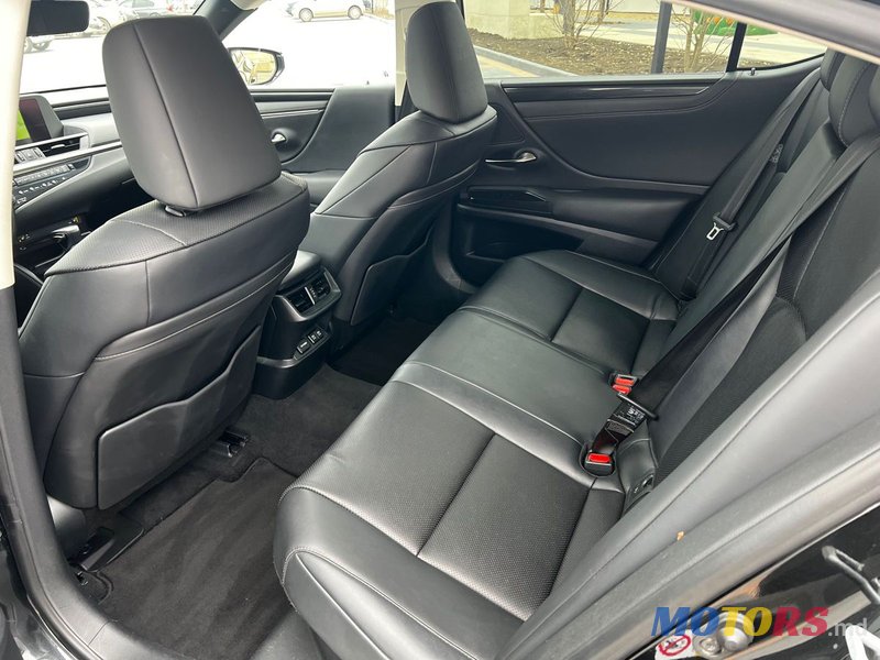 2019' Lexus Es Series photo #5